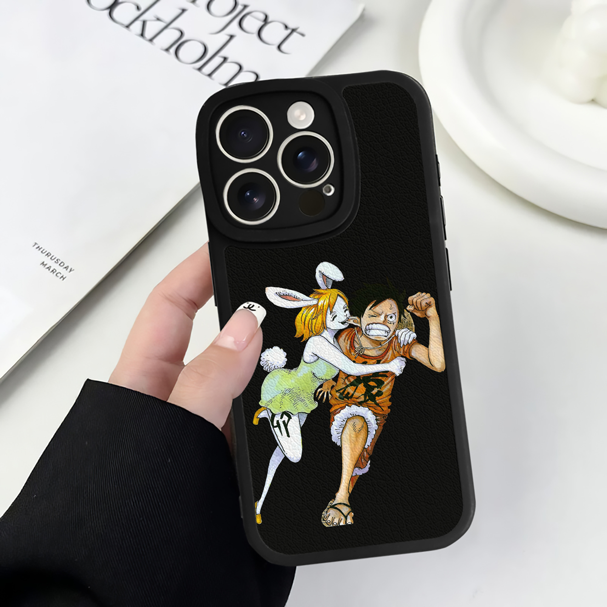 （画像用） ワンピース モンキー・D・ルフィ ONE PIECE Monkey D. Luffy 【iPhone 16シリーズ対応】シリコンスマホケース（レザー調） 材質：シリコン